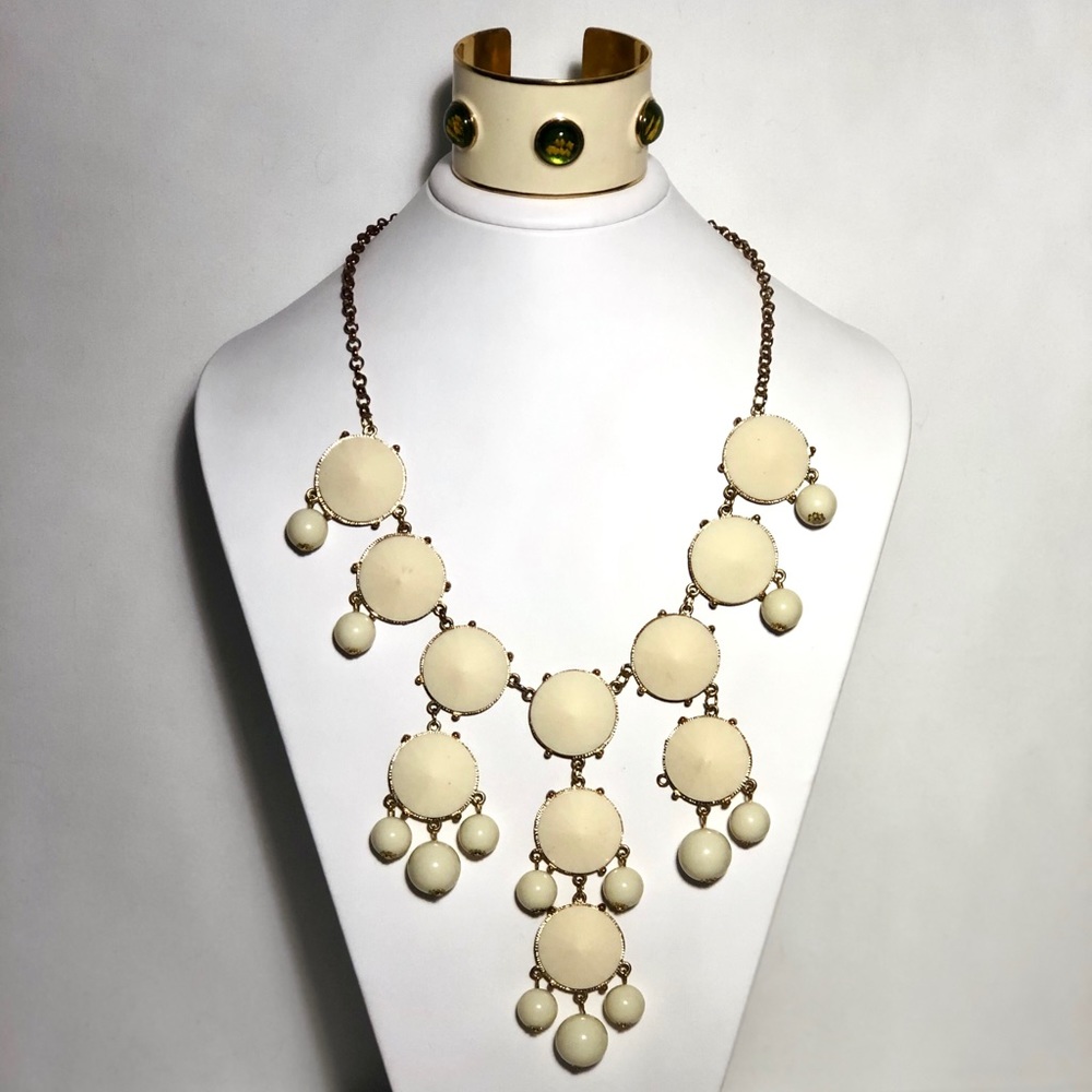 Beige jewelry set